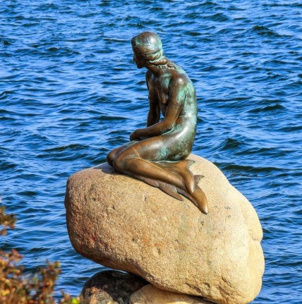 danimarca-copenaghen-la-statua-della-sirenetta-collocata-allingresso-del-porto